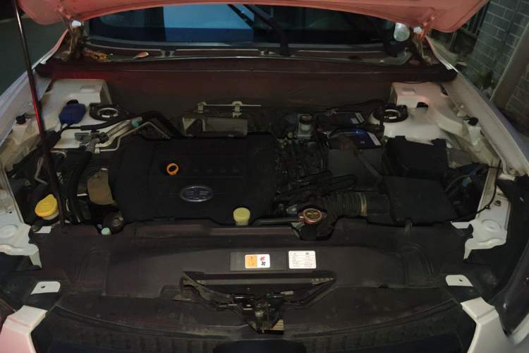 Used Bestune X80 2016 2.0L automatic Comfort trim level Engine Bay