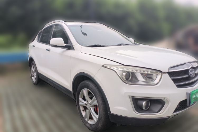Used Bestune X80 2016 2.0L automatic Comfort trim level Front Right 45 Deg