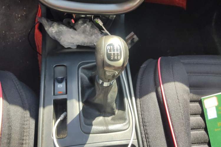 Used Bestune X80 2016 2.0L manual Comfort trim level Gear Lever
