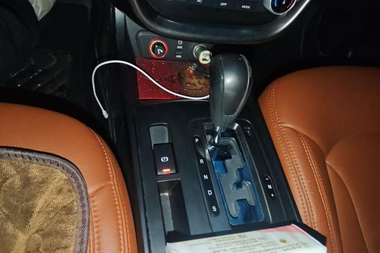 Used Bestune X80 2016 2.0L automatic Comfort trim level Gear Lever