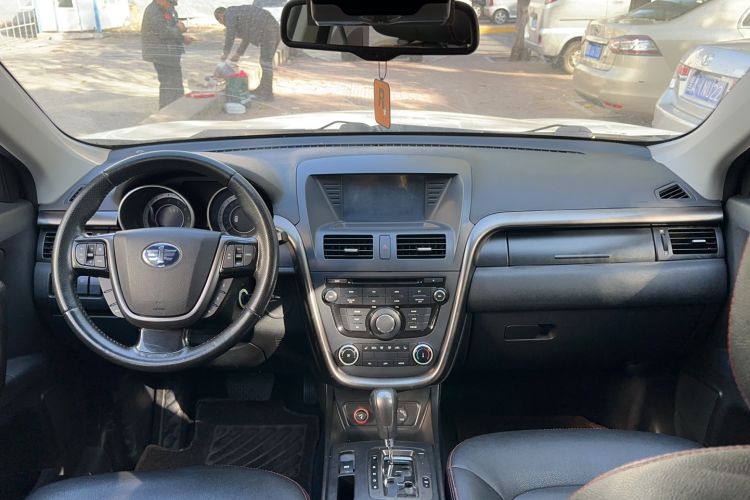 Used Bestune X80 2016 2.0L automatic Comfort trim level Interior 3