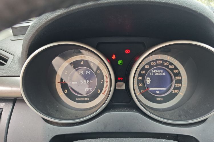 Used Bestune X80 2016 2.0L automatic Comfort trim level Odometer Close Up