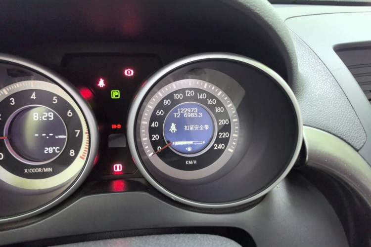 Used Bestune X80 2016 2.0L automatic Comfort trim level Odometer Close Up