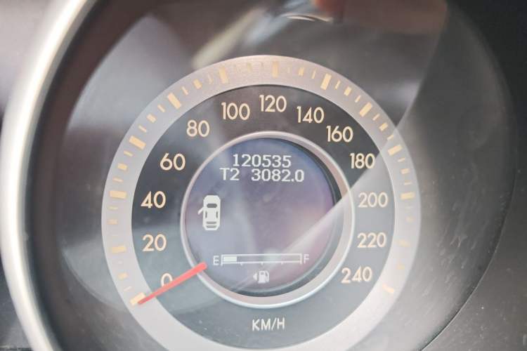 Used Bestune X80 2016 2.0L manual Comfort trim level Odometer Close Up