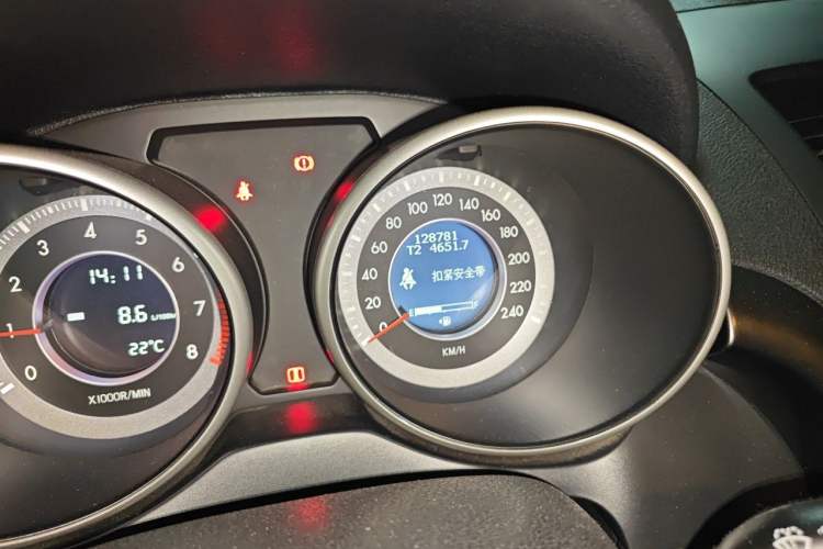 Used Bestune X80 2016 2.0L manual Comfort trim level Odometer Close Up
