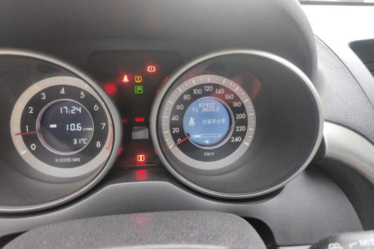 Used Bestune X80 2016 2.0L automatic Comfort trim level Odometer Close Up