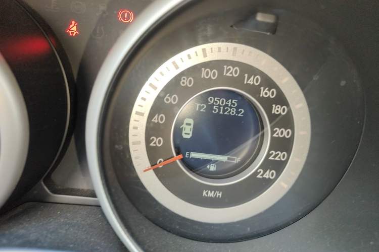 Used Bestune X80 2016 2.0L manual Comfort trim level Odometer Close Up