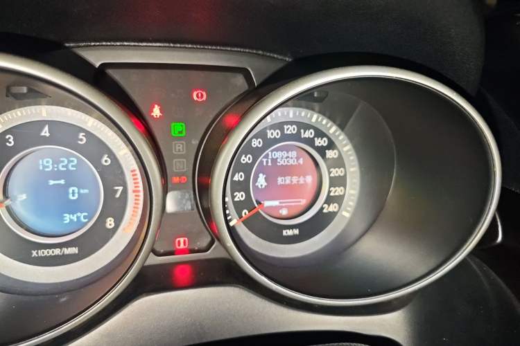 Used Bestune X80 2016 2.0L automatic Comfort trim level Odometer Close Up