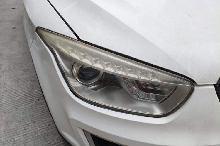 Used Bestune X80 2016 2.0L automatic Comfort trim level Right Front Headlight