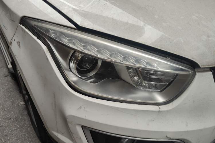Used Bestune X80 2016 1.8T automatic comfort version Right Front Headlight