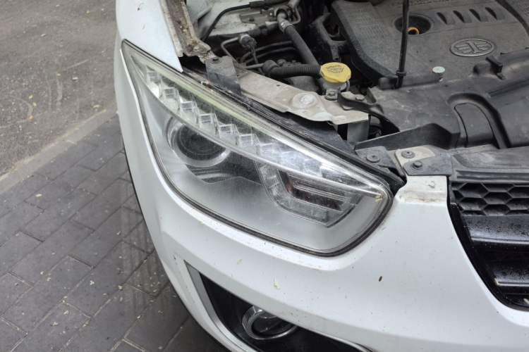 Used Bestune X80 2016 2.0L automatic Comfort trim level Right Front Headlight