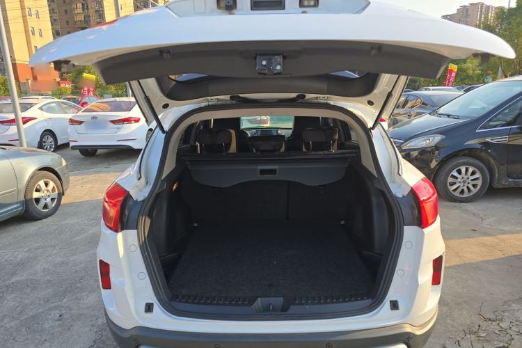 Used Bestune X80 2016 2.0L manual Comfort trim level Trunk