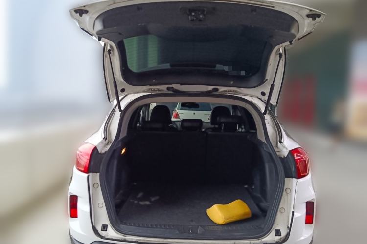 Used Bestune X80 2016 2.0L automatic Comfort trim level Trunk