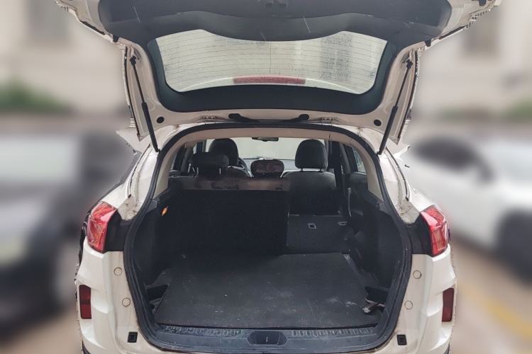Used Bestune X80 2016 2.0L automatic Comfort trim level Trunk