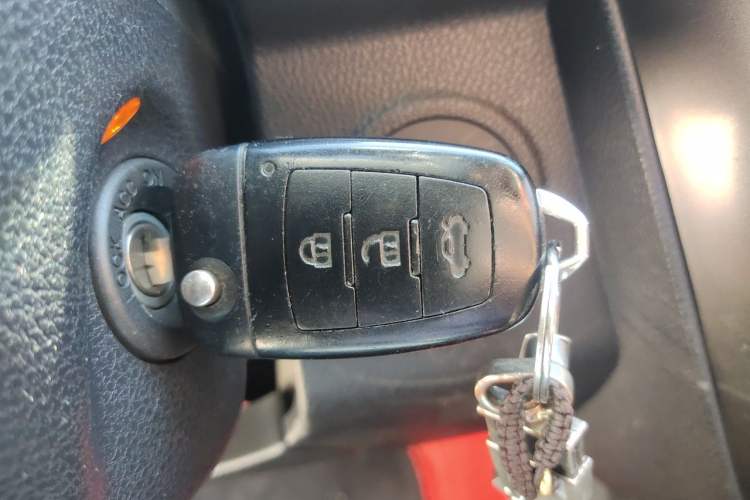 Used Bestune X80 2016 2.0L manual Comfort trim level Vehicle Key