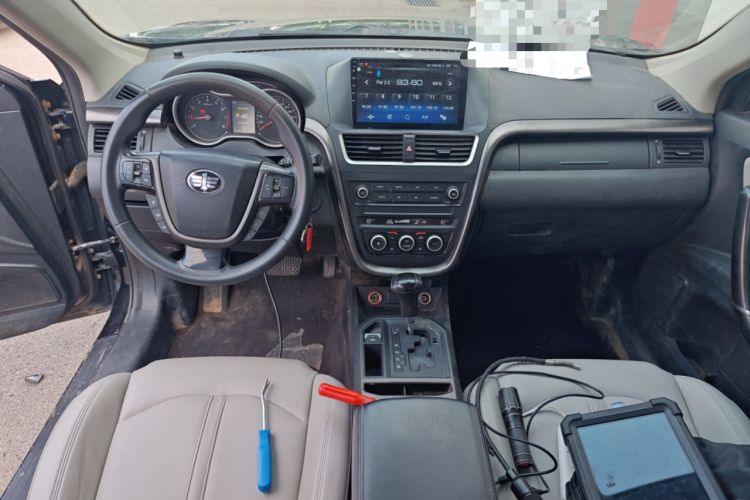 Used Bestune X80 2017 2.0L Automatic Elite Edition Center Console