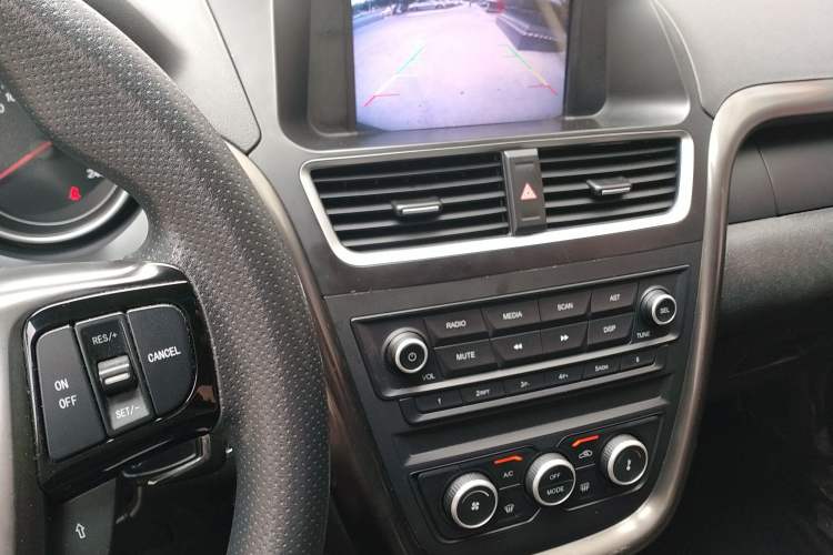 Used Bestune X80 2017 2.0L automatic Technology trim level Audio And AC Panel