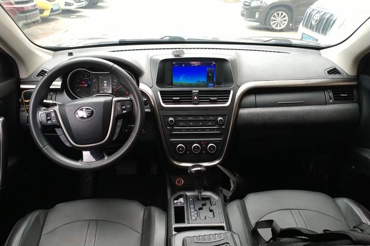 Used Bestune X80 2017 2.0L automatic Technology trim level Center Console