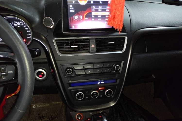 Used Bestune X80 2017 1.8T Automatic Luxury Model Audio And AC Panel