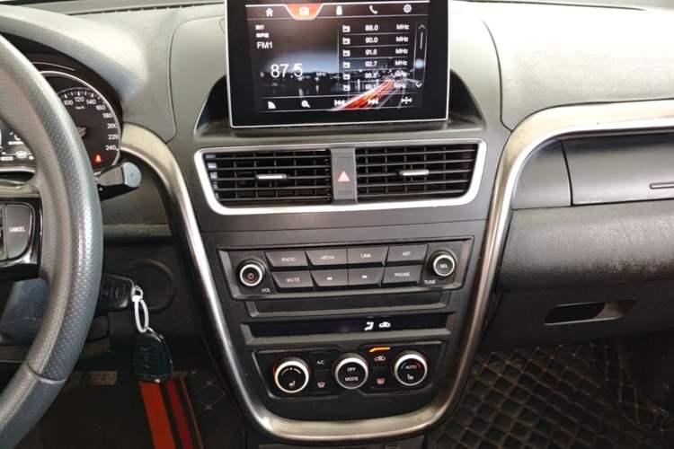 Used Bestune X80 2017 2.0L Manual Luxury Edition Audio And AC Panel