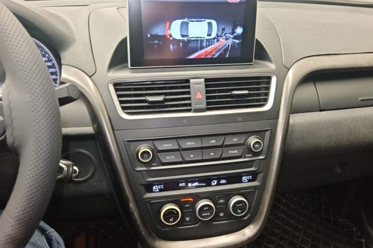 Used Bestune X80 2017 2.0L Manual Luxury Edition Audio And AC Panel
