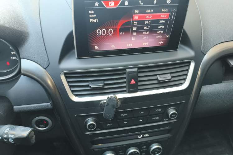 Used Bestune X80 2017 1.8T Automatic Sport Model Audio And AC Panel