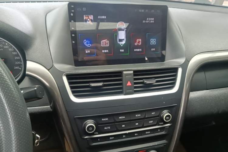Used Bestune X80 2017 2.0L automatic Technology trim level Audio And AC Panel