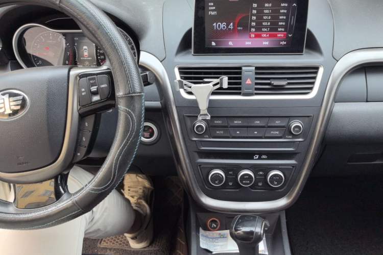 Used Bestune X80 2017 1.8T Automatic Luxury Model Audio And AC Panel