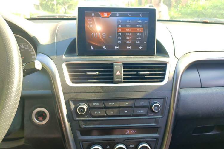 Used Bestune X80 2017 1.8T Automatic Luxury Model Audio And AC Panel