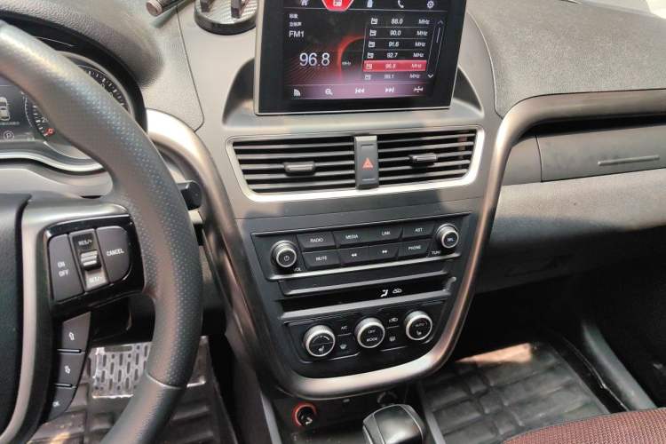 Used Bestune X80 2017 1.8T Automatic Luxury Model Audio And AC Panel