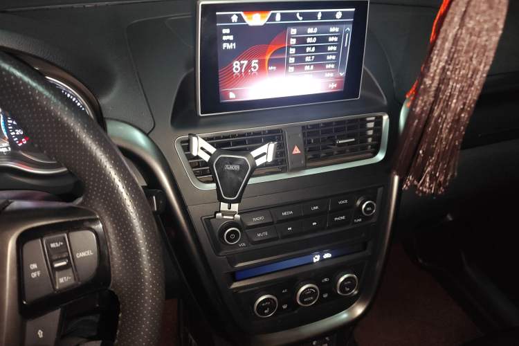 Used Bestune X80 2017 1.8T Automatic Sport Model Audio And AC Panel