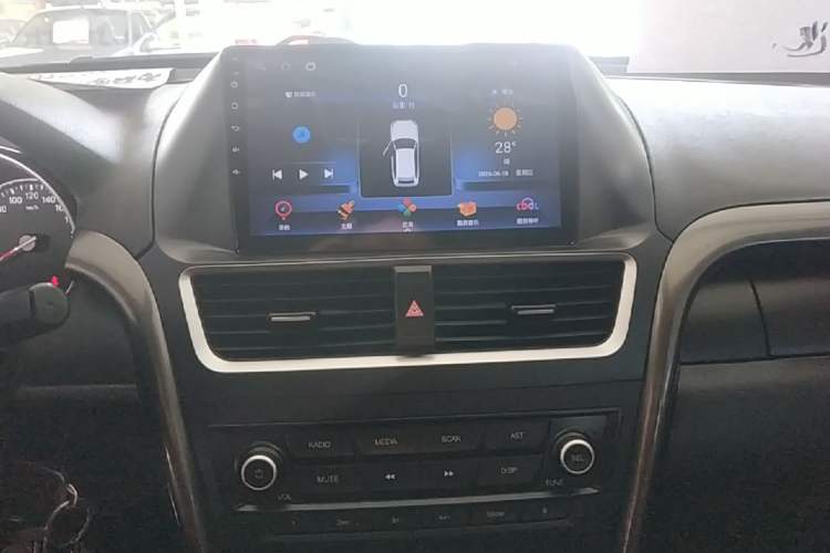 Used Bestune X80 2017 2.0L automatic Technology trim level Audio And AC Panel