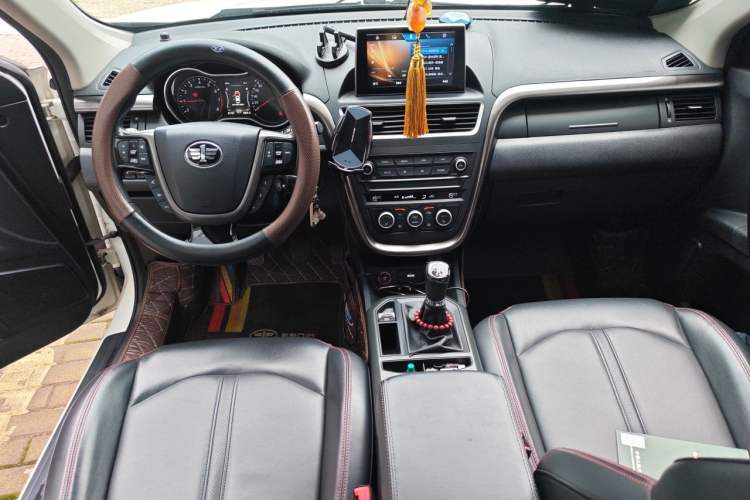 Used Bestune X80 2017 2.0L Manual Luxury Edition Center Console