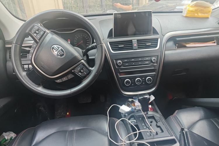Used Bestune X80 2017 1.8T Automatic Luxury Model Center Console