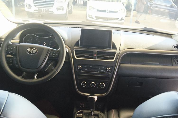 Used Bestune X80 2017 2.0L Automatic Elite Edition Center Console
