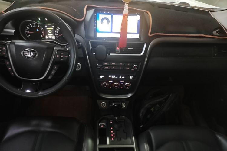 Used Bestune X80 2017 1.8T Automatic Luxury Model Center Console