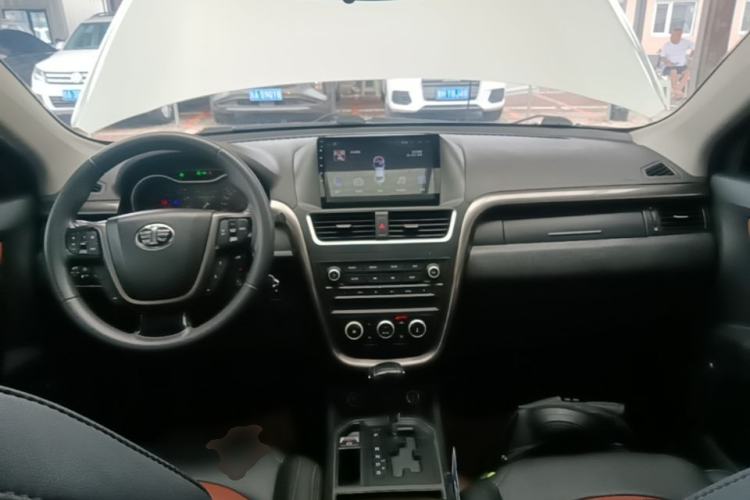 Used Bestune X80 2017 2.0L automatic Technology trim level Center Console