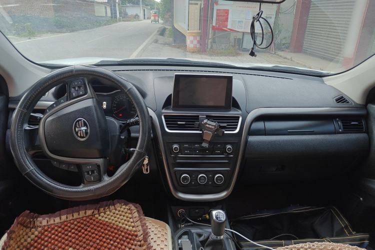 Used Bestune X80 2017 2.0L Manual Luxury Edition Center Console
