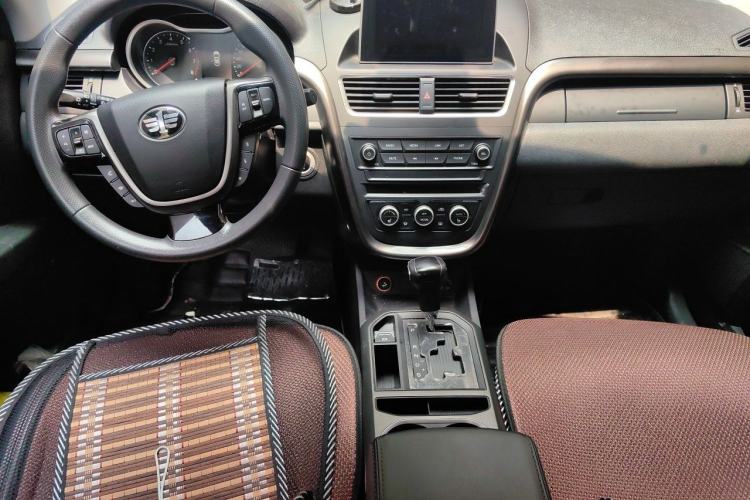 Used Bestune X80 2017 1.8T Automatic Luxury Model Center Console