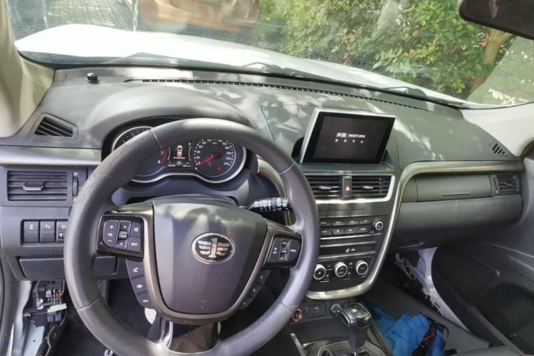 Used Bestune X80 2017 2.0L Automatic Elite Edition Center Console