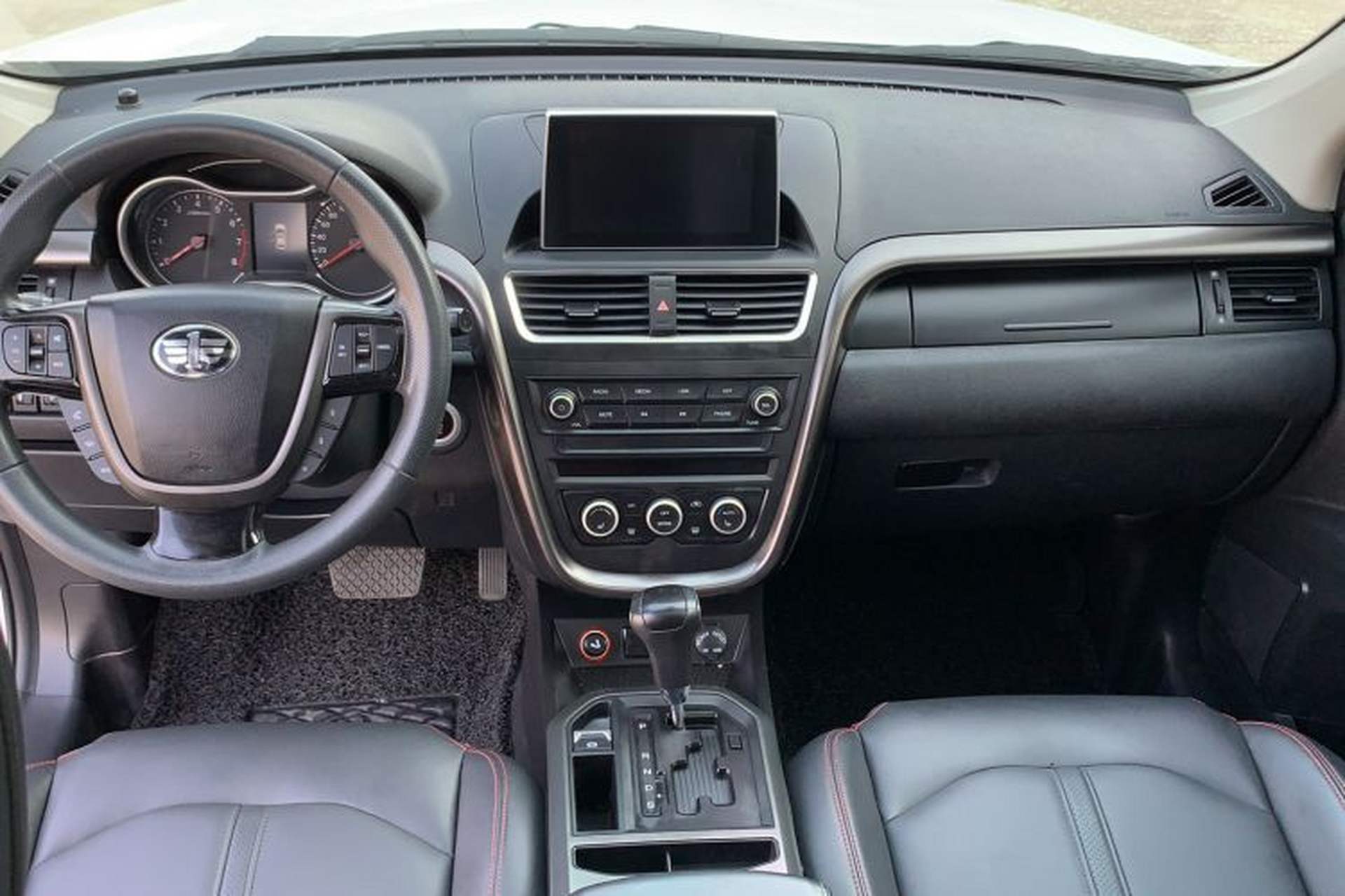 Used Bestune X80 2017 1.8T Automatic Luxury Model Center Console