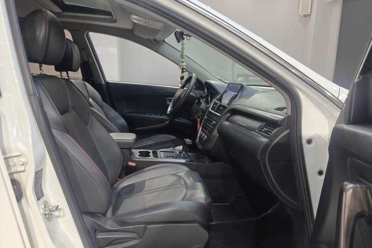 Used Bestune X80 2017 2.0L Automatic Elite Edition Interior 10