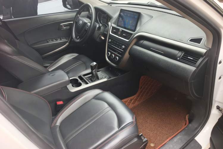 Used Bestune X80 2017 2.0L Manual Luxury Edition Interior 5