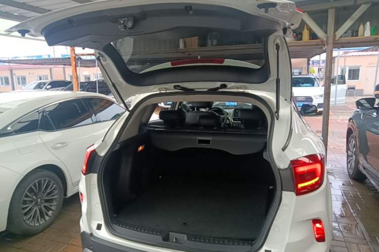 Used Bestune X80 2017 2.0L automatic Technology trim level Trunk