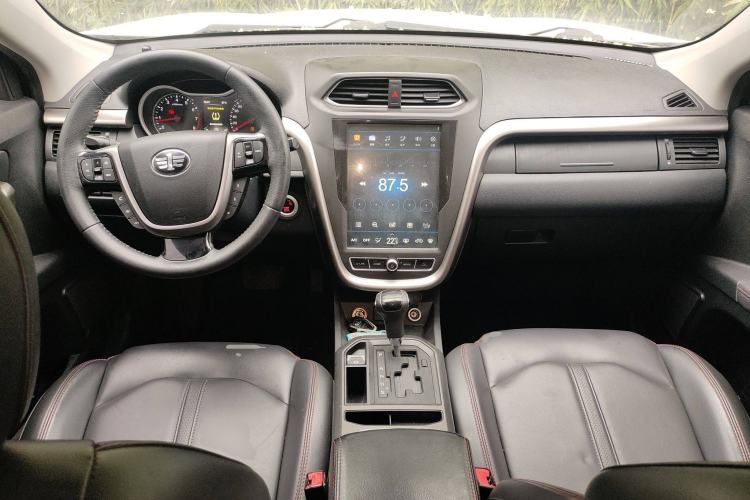 Used Bestune X80 2018 Live Edition 1.8T Automatic Luxury Model Center Console