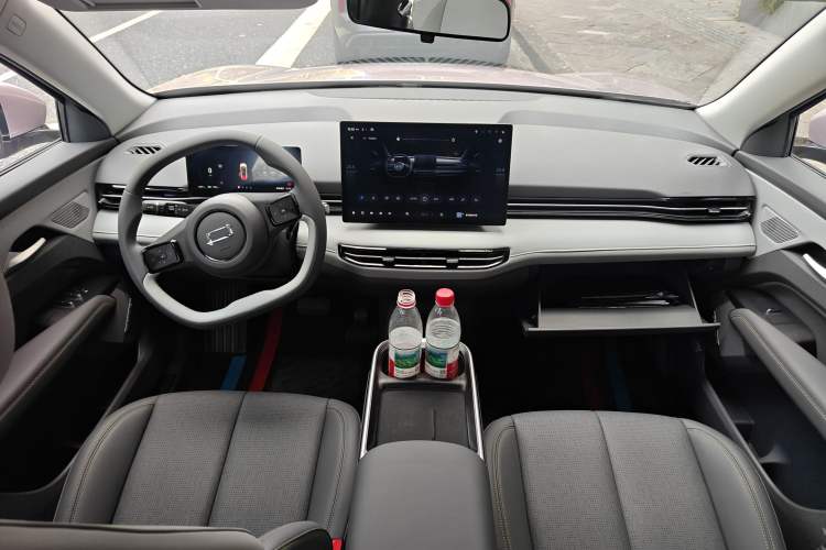 Used Bestune Yueyi 03 2025 565km Premium Edition Center Console