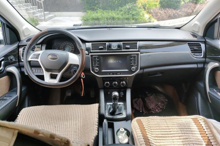 Used Bisu M3 2017 1.5L Luxury Model Center Console