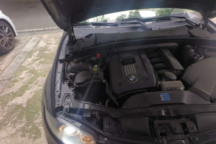Used BMW 1 Series 2008 130i automatic transmission Engine Bay Right