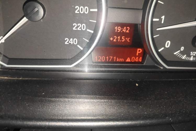 Used BMW 1 Series 2008 120i automatic transmission Odometer Close Up