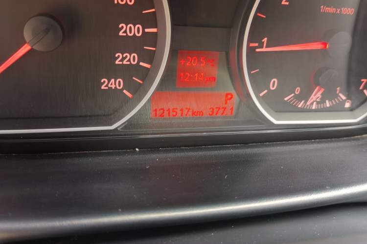 Used BMW 1 Series 2008 120i automatic transmission Odometer Close Up